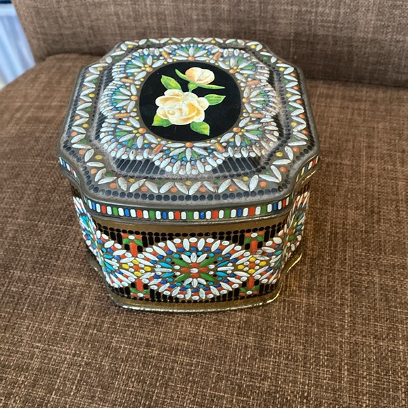 Vintage Tin HORPER'S TOFFEE
CANDY MADE IN ENGLAND  4 3/4" X 2 7/8”X 4 1/4” - Picture 4 of 16